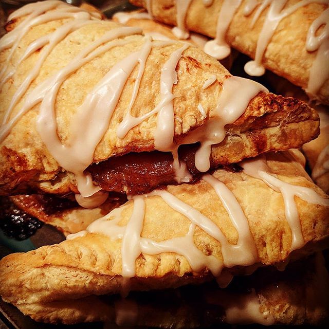 soapywarpig's tweet image. My contribution to the Christmas spread 🎄🍏🥧 #applepie #appleturnover #apples #puffpastry #dessert #pastries #baking #homemade #homecooking #grannysmith #thisagain