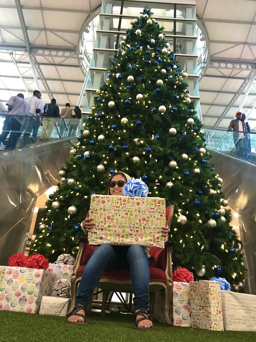 ゆりの A Twitter 真夏のクリスマス2 アフリカはザンビアのショッピングモールのクリスマスツリー サンタさんは汗だくだ Christmas 真夏のクリスマス ザンビア アフリカ