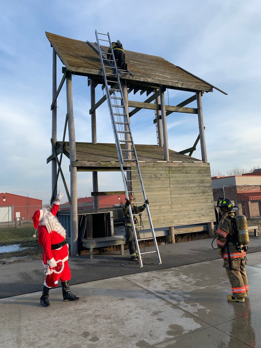 ReadyWisconsin's tweet photo. #SantaAlert – Santa decided to teach some future fire fighters about chimney extrications and roof rescues at the Waukesha County Technical College Fire/EMS Training Center.  Santa has a lot of expertise in this area!  #OperationSanta https://t.co/8FeiwOJXXY