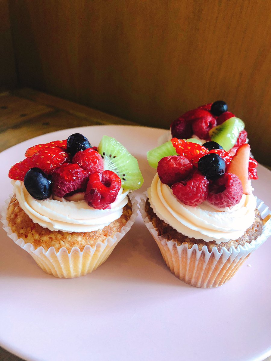 ট ইট র Yama Baked 今日はフルーツもりもりのカップケーキと富有柿をのせた柿のカップケーキ があります クリームはホイップです いちごクリームフロスティングのベリーのカップケーキは今日もフルーツ増量中です