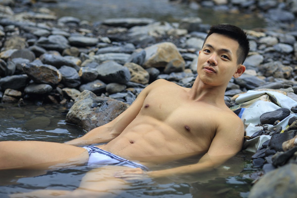 peng_andward's tweet photo. 古意  💚💙💜  
#malemodel #PicOfTheDay  
【男神遊園地 Male Photography】IG: andward https://t.co/l1baTigptk