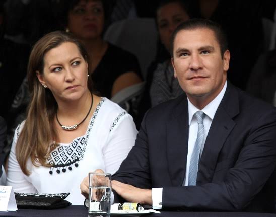 SnteNacional's tweet photo. El #SNTE lamenta el fallecimiento de Martha Érika Alonso, Rafael Moreno Valle, Héctor Baltazar, el capitán Roberto Coppe Obregón y el capitán Marco Antonio Tavera. El magisterio nacional se une a la pena que embarga a sus familiares y amigos. https://t.co/MZrpCpOrx5