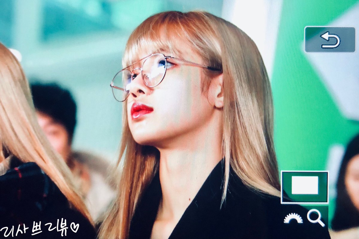 181225 ICN🛬
바뿌다 바빠💦💦 길고 행복한 크리스마스를 위해 빠이팅💜💜✊🏻 힘!
#블랙핑크 #리사 #BLACKPINK #LISA
