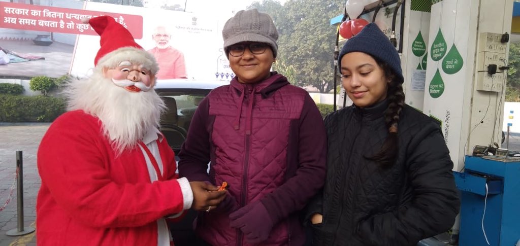 HumaFAli's tweet photo. #BPGreenPark celebrating #MerryChristmas today with our dear customers . #celebrations with Santa ..Wishing everybody a #HappyChristmas filled with peace, joy and love @rakeshsinhabpc @BPCRetailDelhi https://t.co/7fm8M88Lcx