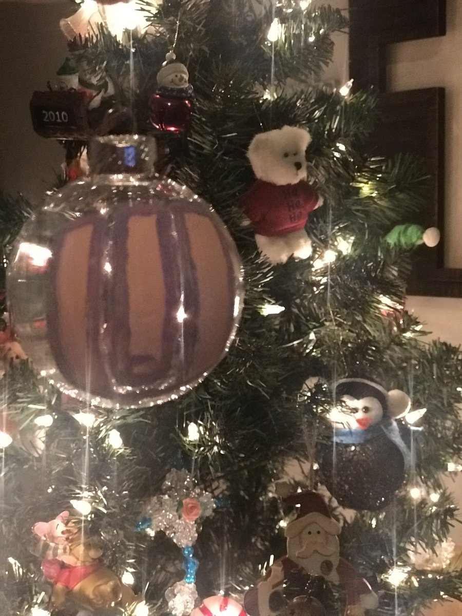 letitbreakurhrt's tweet photo. this year i made an after laughter ornament for my tree to remember the best yr of my life & the best album. i also made similar ones for my friends w/ something they hold close to their heart. very grateful for music, friends & christmas w/ family. merry christmas!💞 #pmoreart https://t.co/Y0uUnRRAlC
