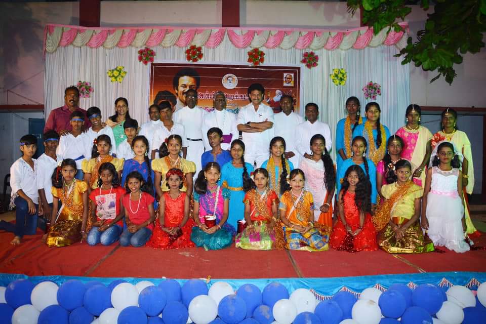 Anbil_Mahesh's tweet photo. அன்பில் அறக்கட்டளை சார்பில் நடைபெற்ற கிருஸ்துமஸ் விழாவில் கலந்துகொண்டு மாணவ, மாணவிகளுக்கு பரிசுகள் வழங்கி கிருஸ்துமஸ் விழாவினை கொண்டாடினேன்!

கிருஸ்துவப் பெருமக்கள் அனைவருக்கும் என் வாழ்த்துகள்! #MerryChristmas https://t.co/qbTzZompVs