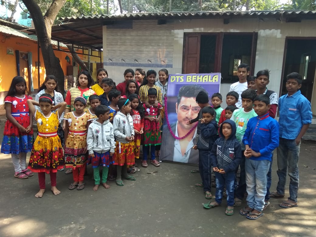 SubhadipPaulRo2's tweet photo. @idevadhikari dada tomar birthday te কিছু অসুস্থ বাঁচা দের দিয়ে cake কাটলাম র odr জন্য কিছু খাওয়ার আয়েজন করলা😘 https://t.co/HP2thc79Bh