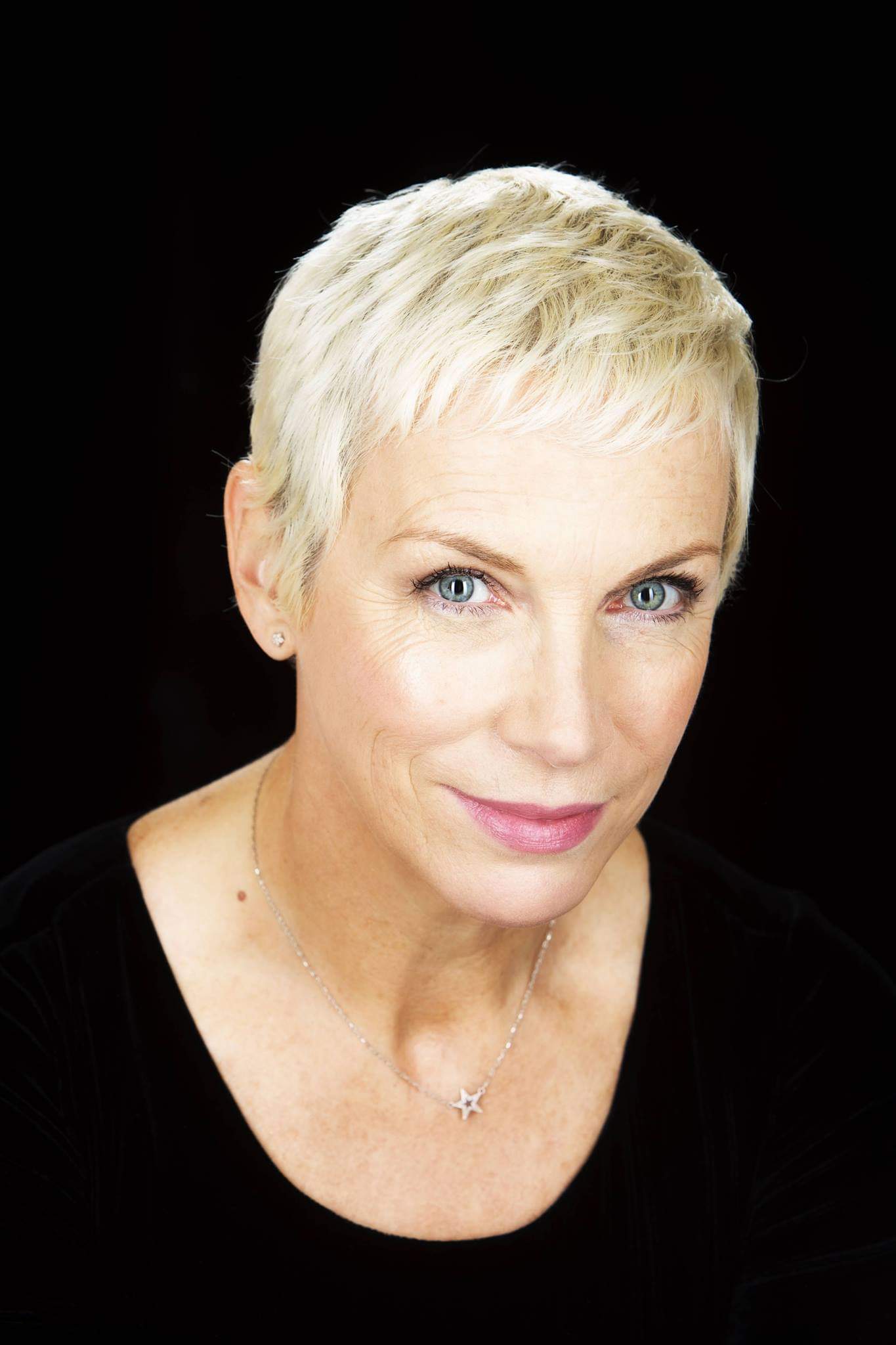 Annie Lennox, OBE (Ann Lennox / ex.Eurythmics)
Birth 1954.12.25 ~
Happy Birthday
 