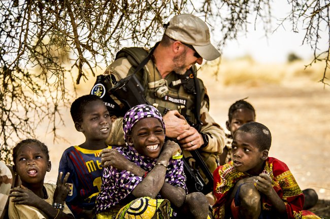 Gendarmerie's tweet photo. #Noël Pensées pour nos camarades #Gendarmes qui ne passeront pas les fêtes avec leur famille. #MERCI🙏à toutes celles et ceux qui œuvrent sans relâche en métropole, en Outre-Mer et à l'étranger pour la #SécuritéDesPopulations. https://t.co/0ISynIXOLd