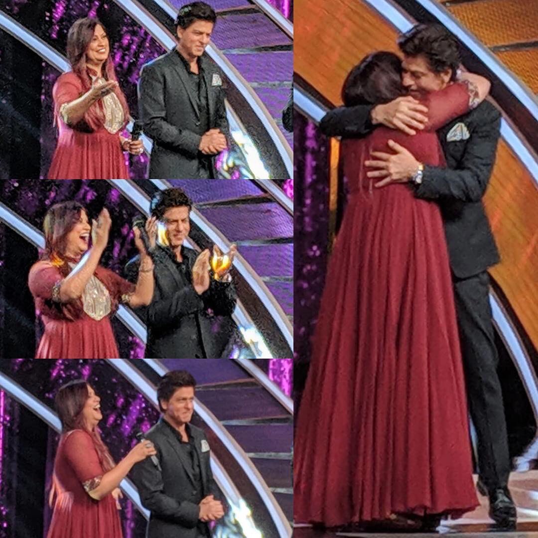 ShahRukhKhan_FC's tweet photo. “And then..!!! He hugged me 🤗🤗❤️❤️
#fan #moment #lastnight #SaReGaMapa #saregamapa2018 #ShahRukhKhan @iamsrk #Zero #ZeroPromotions “ via ▶️ https://t.co/zxRu6FFoNs https://t.co/O29BewM2tk