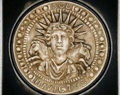 jsoldeville's tweet photo. De #Cularo, bon et joyeux Dies Natalis Solis Invicti [d'où vient le terme Noël], «Jour de naissance du Soleil Invaincu», grande fête du «Soleil Invaincu», qui avait lieu le 25 décembre, soit la date du solstice d'hiver selon le calendrier julien. 🎉 😁 https://t.co/gUll1w7AQP