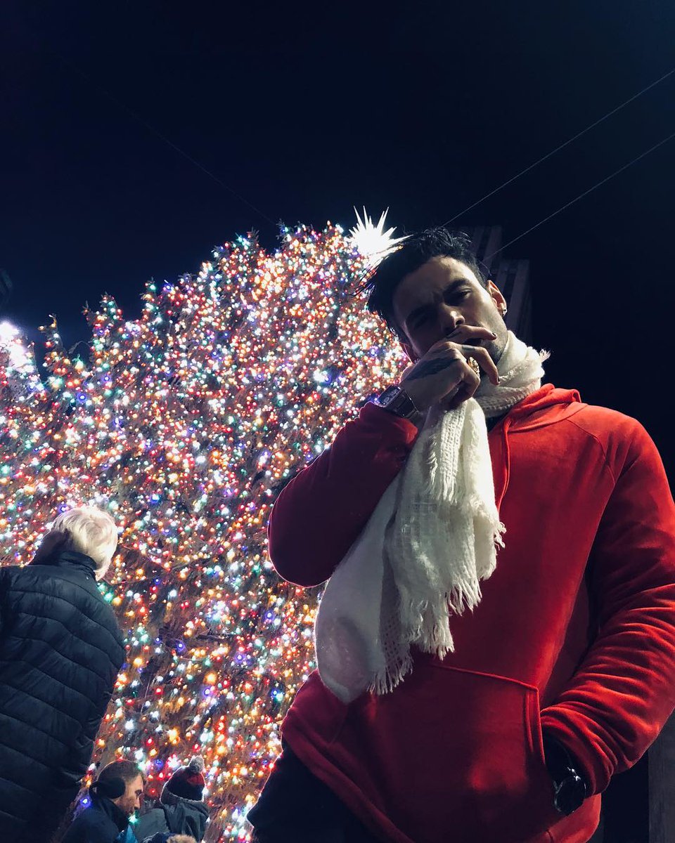 Perdón por desaparecer, estaré aquí en un ratito, pero feliz navidad.