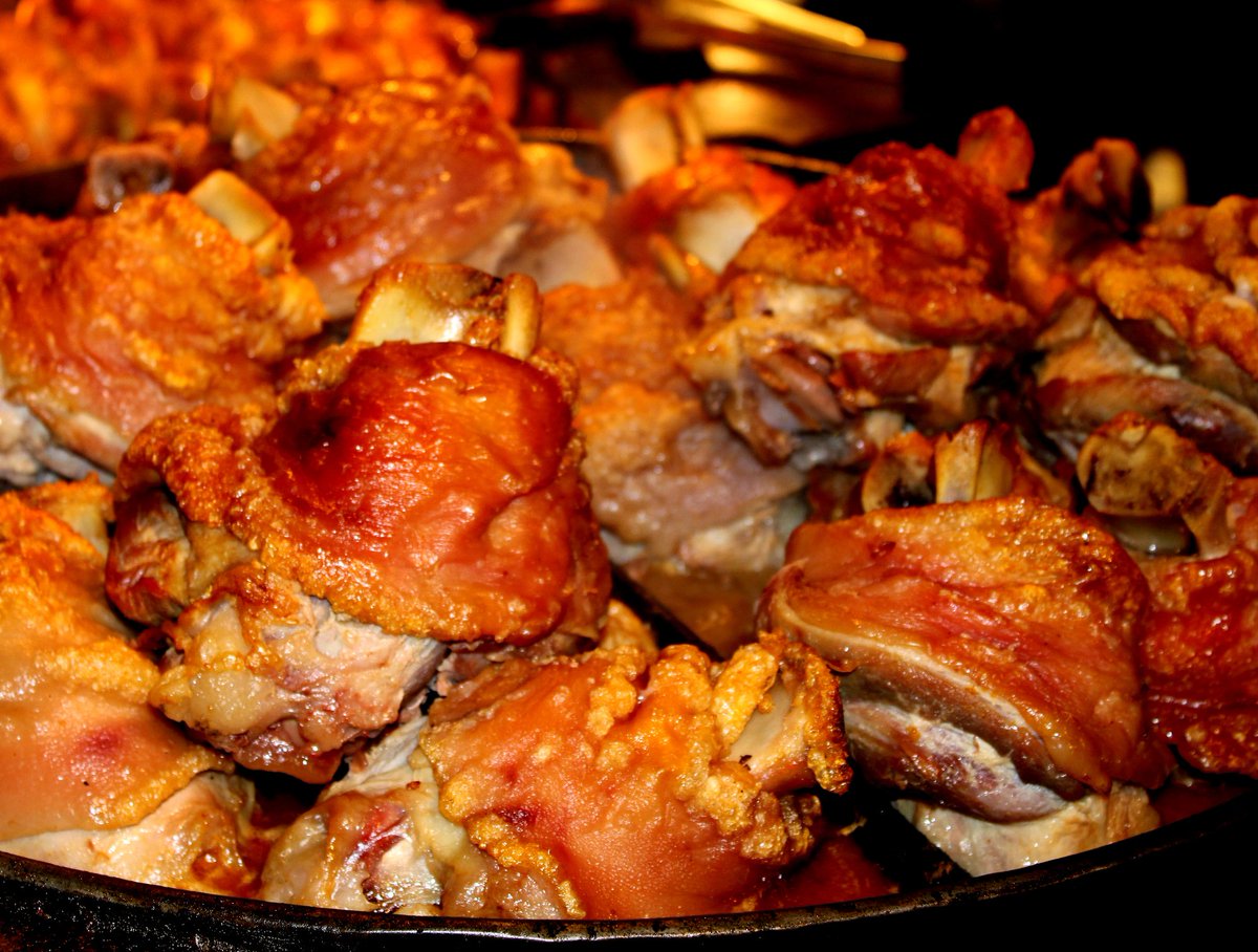 laespanolaceite's tweet image. Días como el de hoy merecen un homenaje, ¿qué tal si preparamos este codillo al horno? 
➡ bit.ly/CodilloAlHorno
#LERecetas #Codillo #CodilloAlHorno #Navidad #RecetasDeNavidad