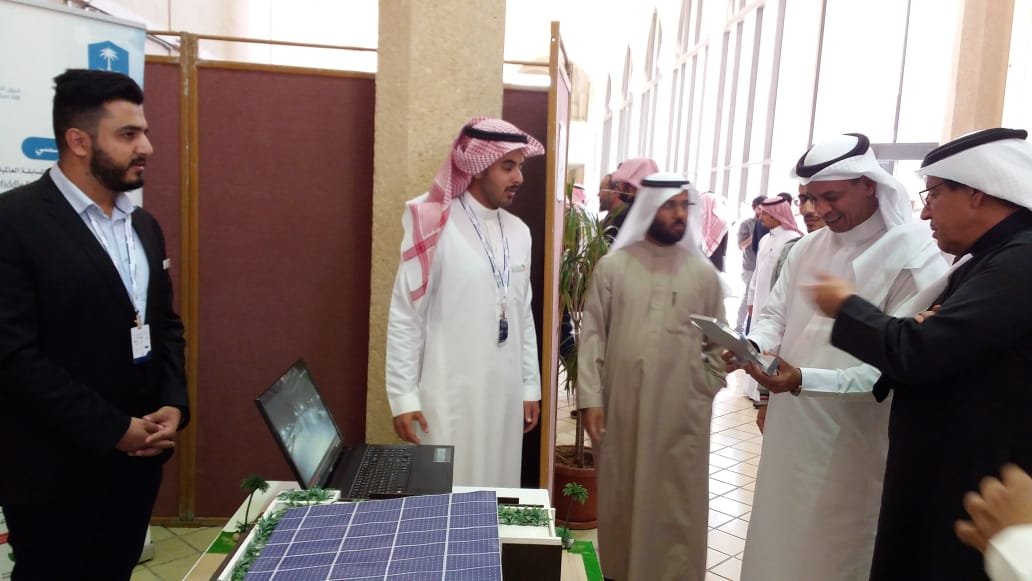 eic_ksu's tweet photo. طلاب مشروع المنزل الشمسي المستدام يقدمون موجز عن المشروع، ومواصفات  المنزل الشمسي، وما تم إنجازه في مسابقة الأبنية المعتمدة على الطاقة  الشمسية بدبي SDME 2018، وجائزة المركز الثالث في مسابقة الحلول المبتكرة. https://t.co/HkpGF9SrKV