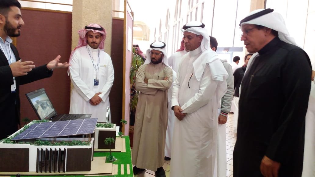 طلاب مشروع المنزل الشمسي المستدام يقدمون موجز عن المشروع، ومواصفات  المنزل الشمسي، وما تم إنجازه في مسابقة الأبنية المعتمدة على الطاقة  الشمسية بدبي SDME 2018، وجائزة المركز الثالث في مسابقة الحلول المبتكرة.