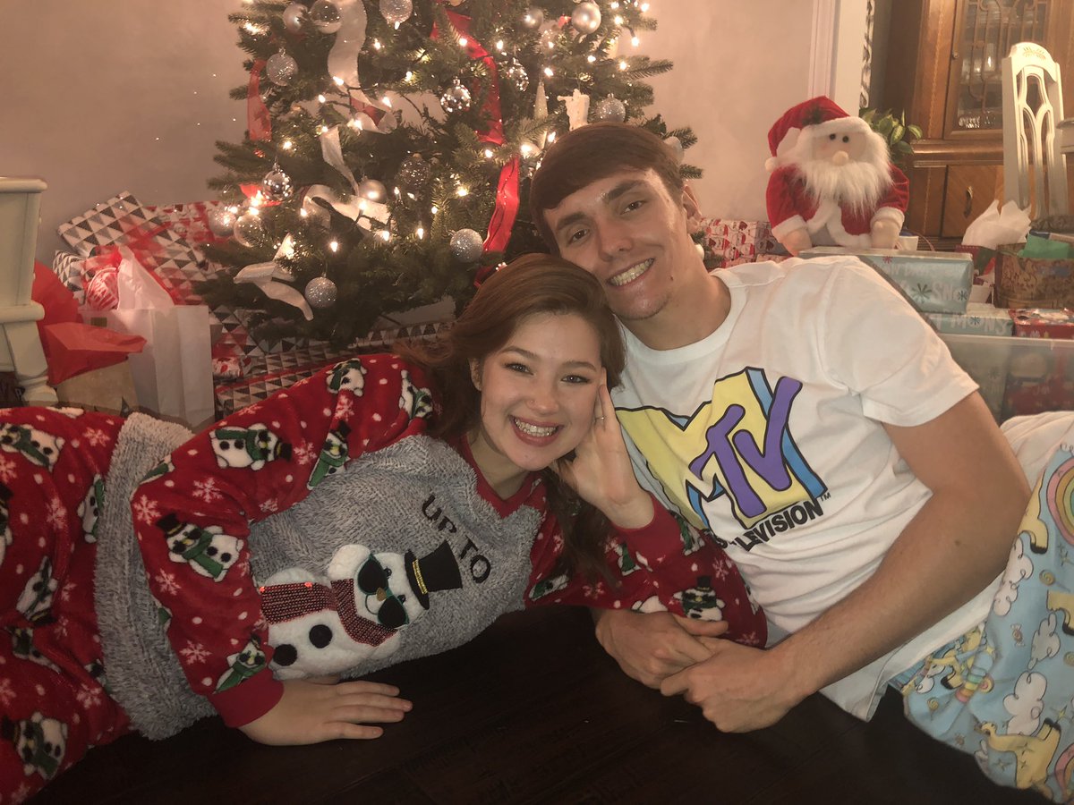 Treconfer32's tweet image. Merry Christmas from your favorite couple 🎁❤️