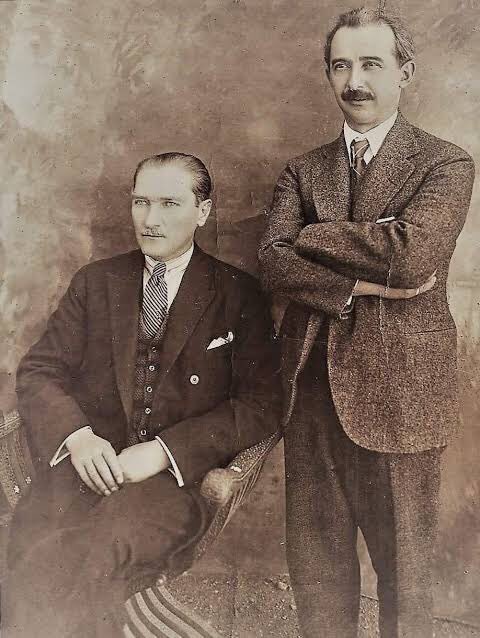 İsmet Bey (İnönü) arkadaşlarıyla Balkanlar'da, Kafkaslar'da, Yemen'de kurmaylık tecrübesini geliştirmişti. Birinci Dünya Savaşı’nın bu genç kumanda sınıfı daha sonra Kurtuluş Savaşı'nı başarıyla yürütmüştür. Britanya’nın kini de buradan ileri gelmektedir. Minnetle yad ediyoruz.