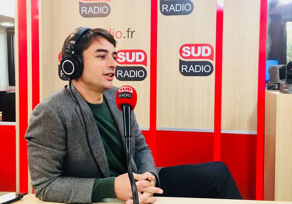 SudRadio's tweet photo. 📺🎄📻Les meilleurs moments du #10h12h #Medias @valerie_expert @gillesgmann @RemyPernelet c'est tout de suite !
Au programme aujourd'hui #IssaDoumbia, José-Alain Fralon, @JeremyFerrari , @RiadSattouf et @JulianBugier ! https://t.co/Eyfn3Cuj2u
