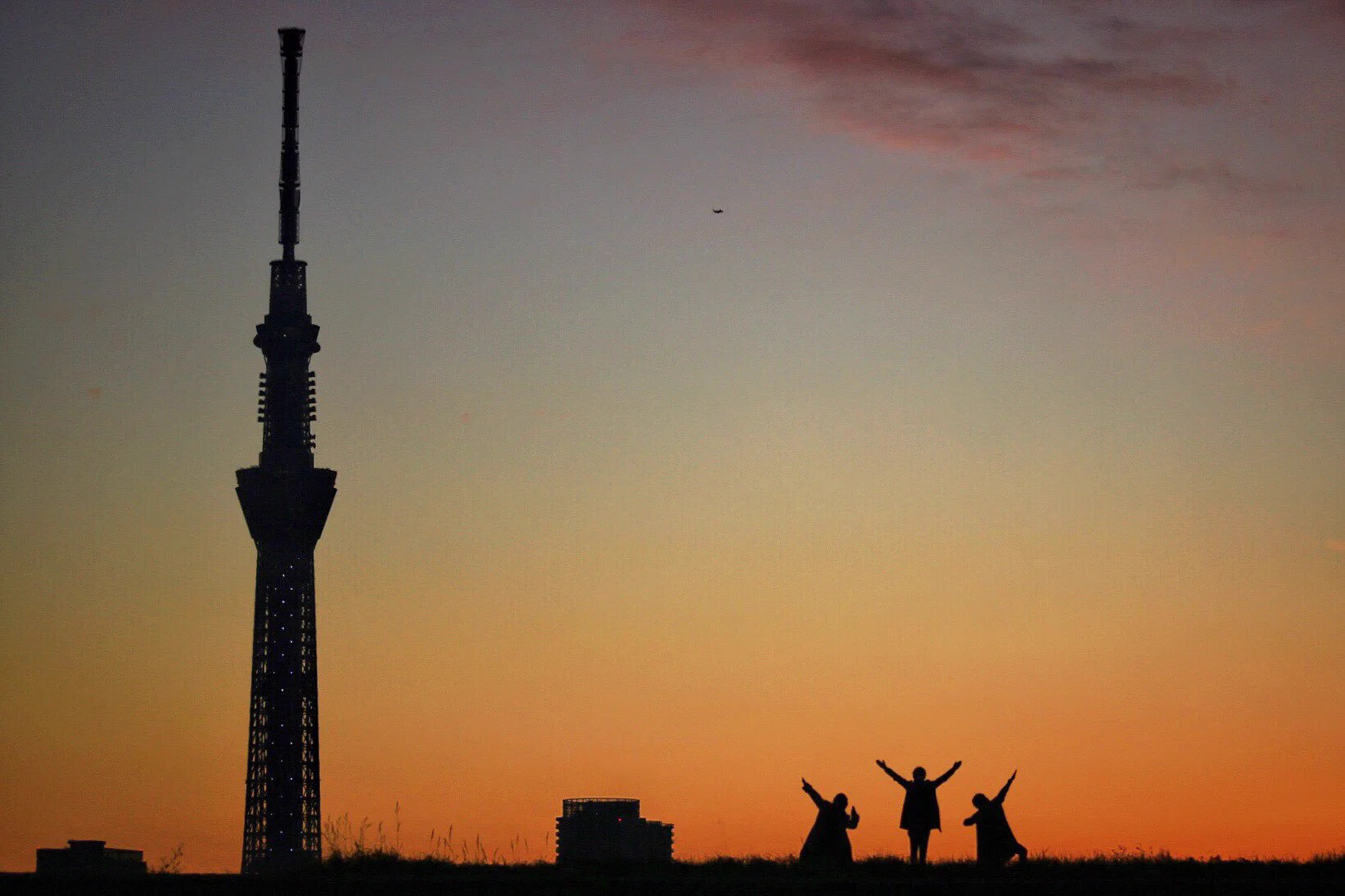 スカイツリーと3人組の心温まるほっこり写真