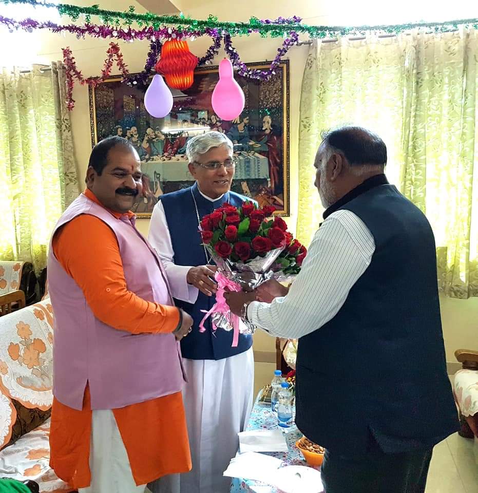 ManojRathoreMP's tweet photo. #Merry_Chrismas
आज सुबह #क्रिसमस के अवसर पर #ईसाई_समाज के #धर्म_गुरु आर्च बिशप #डॉ_लियो_कार्नेलियो साहब के #कोह_फ़िज़ा स्थित घर पर पहुँचकर बधाई दी।
#MerryChristmas
#MerryChrismas
#ManojRathore,#मनोजराठौर https://t.co/hqjxl7MVzr