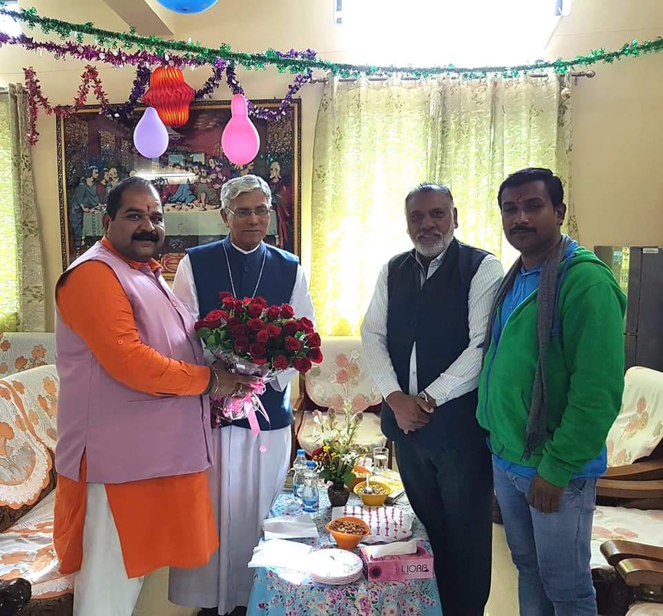 ManojRathoreMP's tweet photo. #Merry_Chrismas
आज सुबह #क्रिसमस के अवसर पर #ईसाई_समाज के #धर्म_गुरु आर्च बिशप #डॉ_लियो_कार्नेलियो साहब के #कोह_फ़िज़ा स्थित घर पर पहुँचकर बधाई दी।
#MerryChristmas
#MerryChrismas
#ManojRathore,#मनोजराठौर https://t.co/hqjxl7MVzr