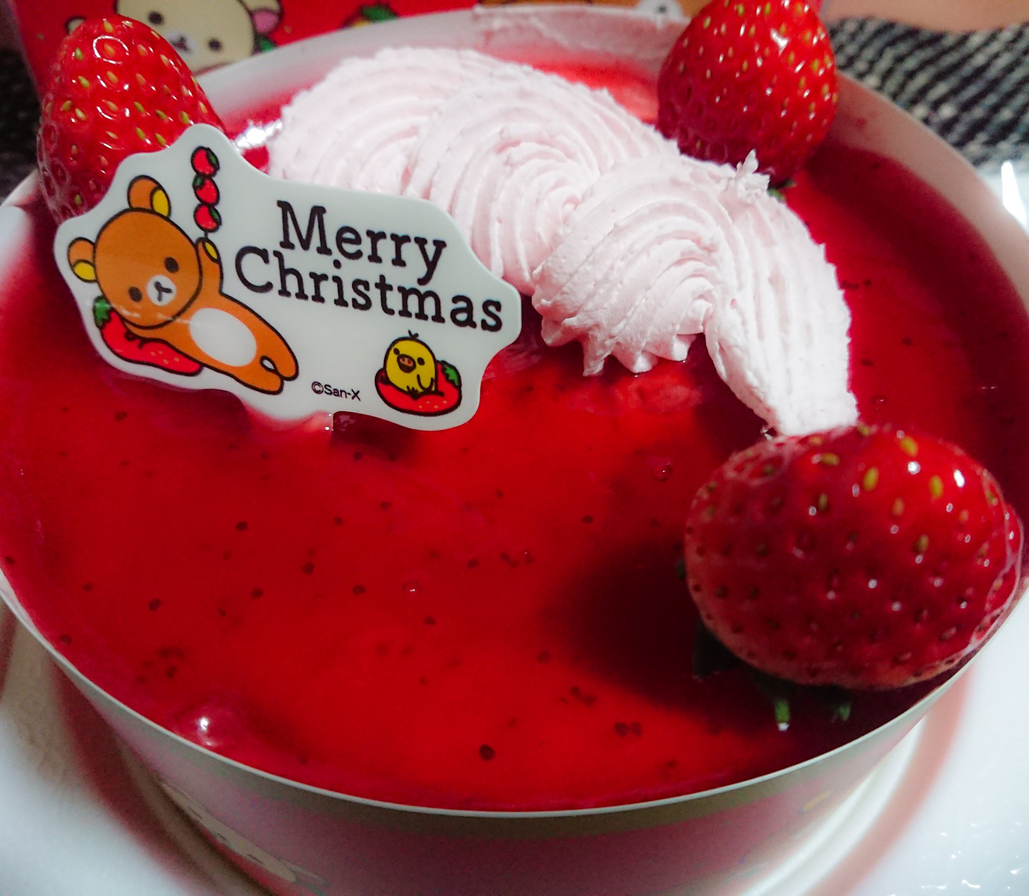 神 ローソンでリラックマいちごムース クリスマスケーキ半額だったので買ってきた ただ元値が3500円で高いな っと思ったら リラックマのスプーンとホーク付きでした それでも高いけどｗ T Co Gguenkkjo2 Twitter