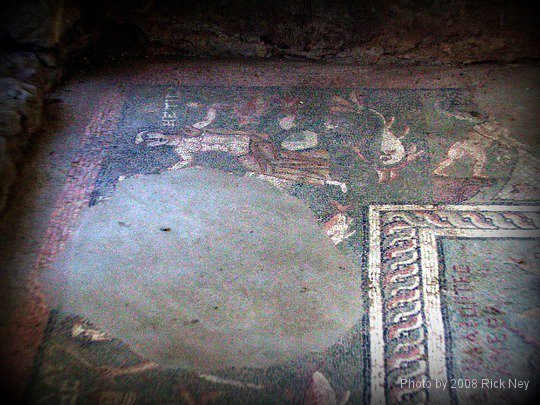 GardmanTour's tweet photo. Իսկ գիտեք արդյոք, որ Գառնու ամրոցի տարածքում՝ Գառնու տաճարին կից գտնվել է պալատական բաղնիքը, որի սենյակներից մեկի հատակը ամբողջությամբ ծածկված է եղել Գառնու կիրճով հոսող Ազատ գետի 15 երանգի խճաքարերից պատրաստված  խճանկարներով   : https://t.co/WUpKeDFHjl