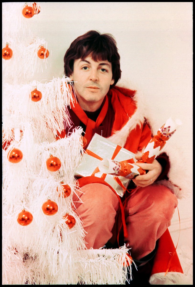 PaulMcCartney's tweet image. Have a brilliant Christmas everyone! Don’t eat and drink too much! I know I will, but that’s no excuse for you. I hope you enjoy all your presents and I hope you remember the true meaning of Christmas, which is love and peace and being good to each other - so HAPPY CHRISTMAS!