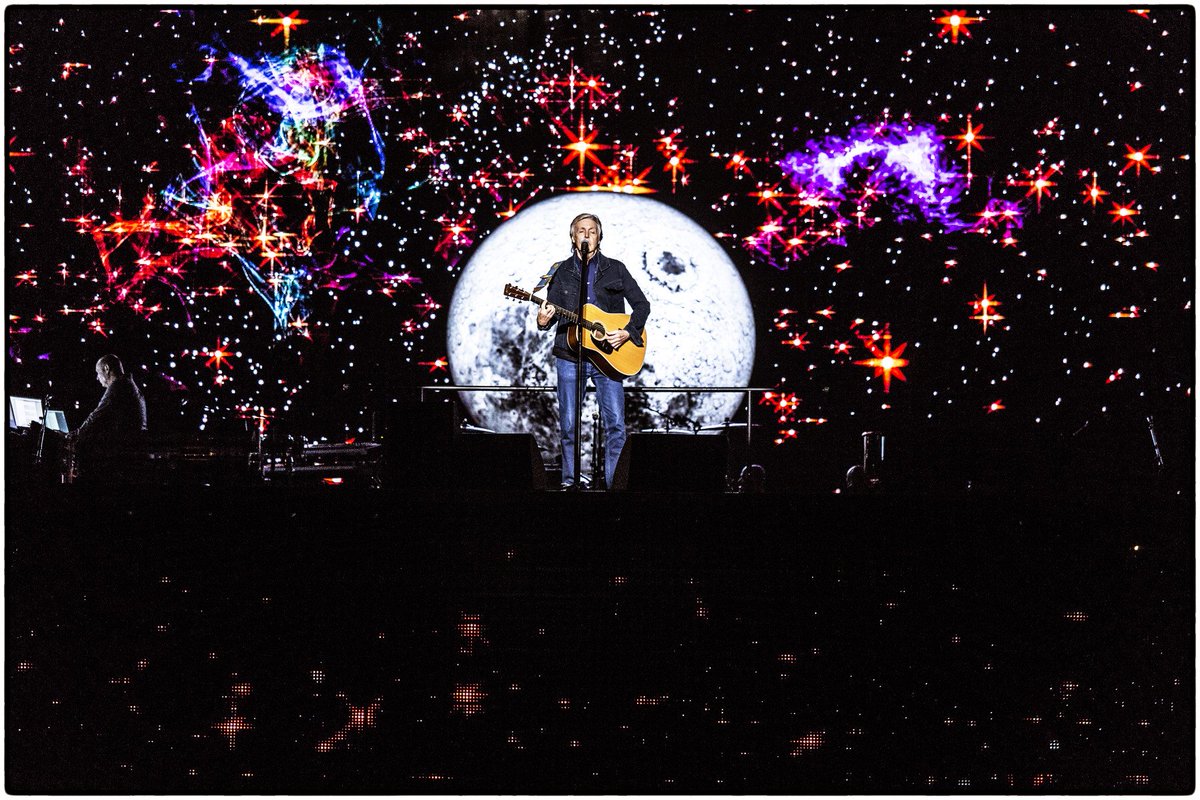 PaulMcCartney's tweet image. Have a brilliant Christmas everyone! Don’t eat and drink too much! I know I will, but that’s no excuse for you. I hope you enjoy all your presents and I hope you remember the true meaning of Christmas, which is love and peace and being good to each other - so HAPPY CHRISTMAS!