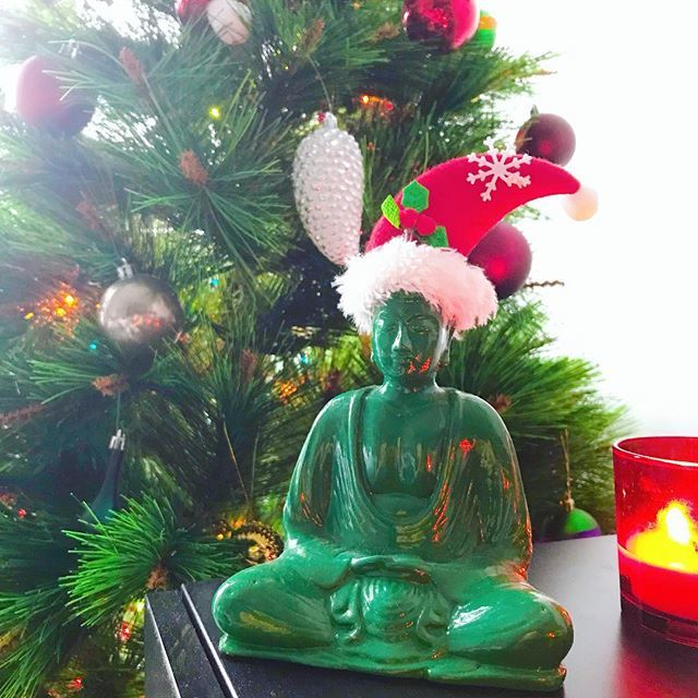 jamiethewalker's tweet photo. wishing you all lots of love and a very Merry Christmas 🎄 today we are celebrating with a dumpling dinner feast, champagne, video games, and watching Die Hard while our Santa-hat-clad Buddha keeps and eye on the pine and holiday spiced candles ❤️ https://t.co/Lcr6mCw8nC https://t.co/aTKrpuXqL5