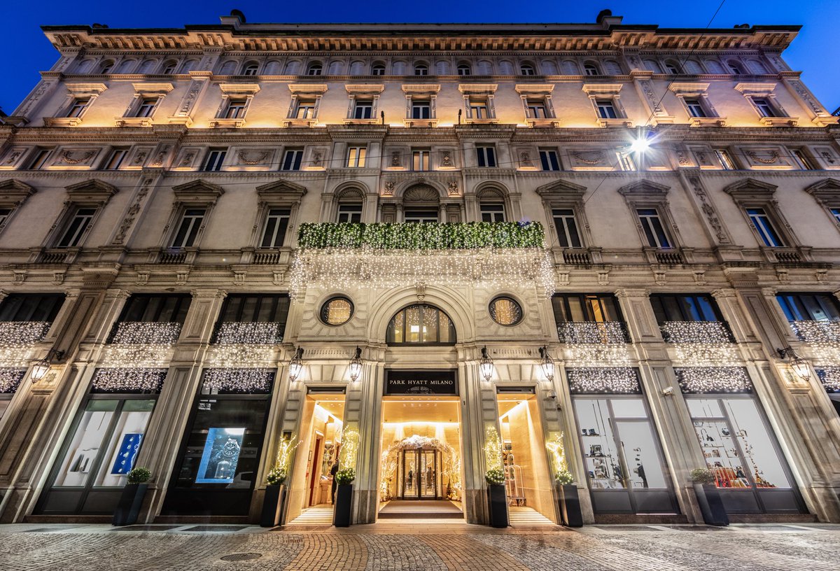 May your Christmas be decorated with cheer and filled with love. Have a wonderful holiday!
Merry Christmas from the whole Park Hyatt Milan Team!