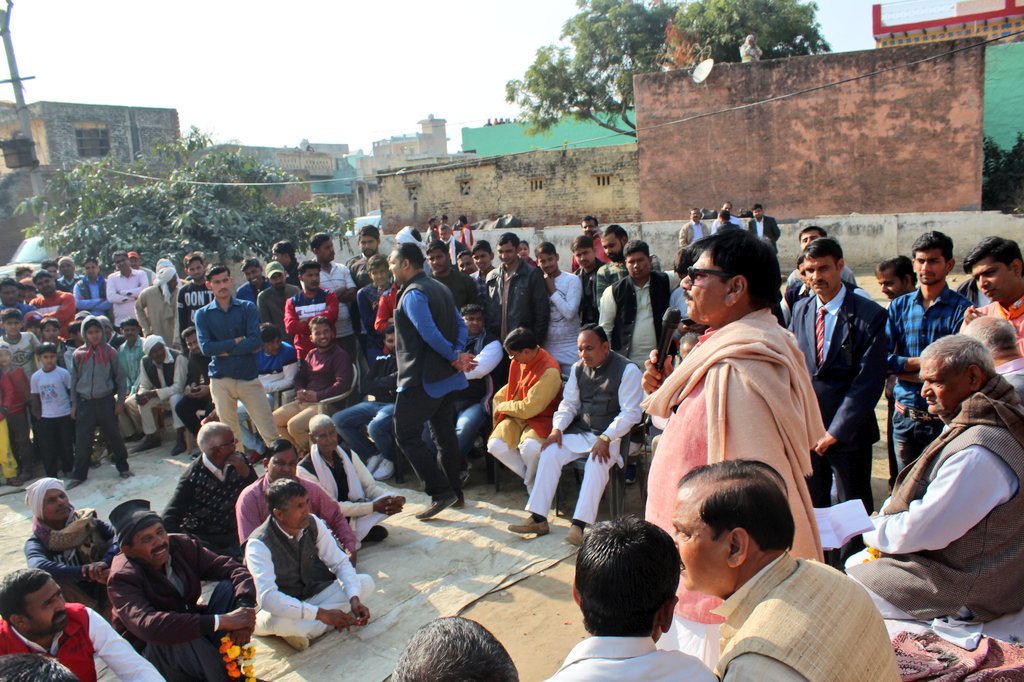 DhirendraGBN's tweet photo. "जनसंवाद" #Rustampur #JewarAssembly https://t.co/hgNRlWd84W