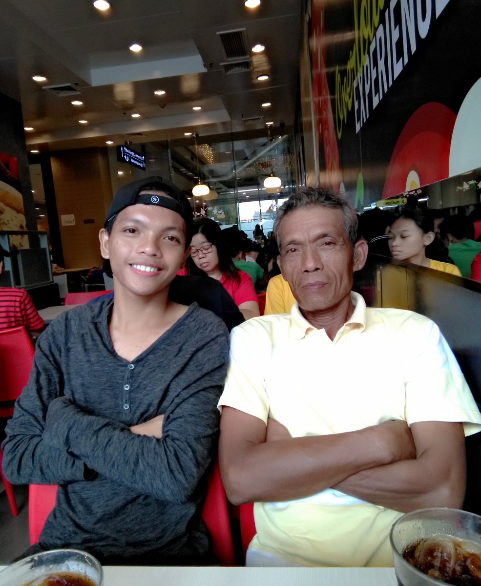 scwill_'s tweet image. All I want for Christmas is my parents will got a picture together with me hahaha lol 😅 #MerryChristmas