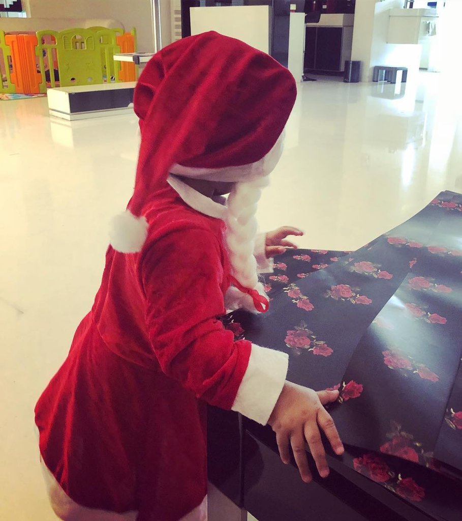 AlluArjunFC12's tweet photo. Wishing Everyone A #MerryChrismas #Christmas #HappyChristmas #AlluAyaan #AlluArha 😍 https://t.co/mZYhACtowg