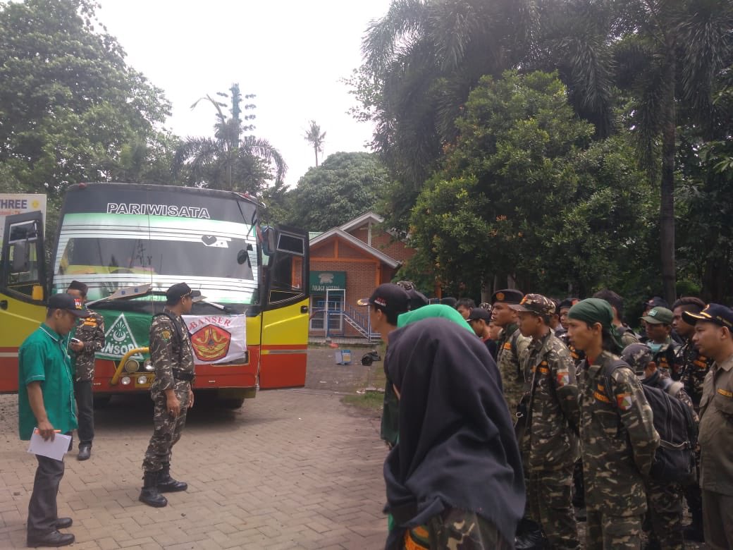 Official_Ansor's tweet photo. 72 banser PC GP Ansor Kab. Tangerang di terjunkan ke lokasi Bencana untuk membantu sahabat-sahabat Banser lain yang sedang bertugas
.
.
.
#KitaIniSama
#ansor
#banser https://t.co/bWNXcViF0r