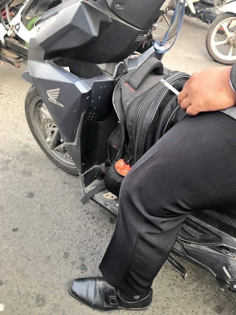 Bagi Pengendara, hormati Pengguna jalan lain dengan tidak menghisap rokok sembari berkendara. 

Abu &amp; bara rokok dapat membahayakan penglihatan Pengendara lain ketika masuk ke mata. Iritasi pada mata membuat Pengendara lain menjadi kurang fokus dan dapat menyebabkan #kecelakaan.