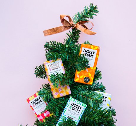 doisyanddam's tweet image. ⛄️🎁 HAPPY CHRISTMAS FROM TEAM D&amp;amp;D 🎄⭐️ Thanks for another fab year, it's been the #bombdiggity 💣⭐️ Hope you all got what you wanted #Christmas