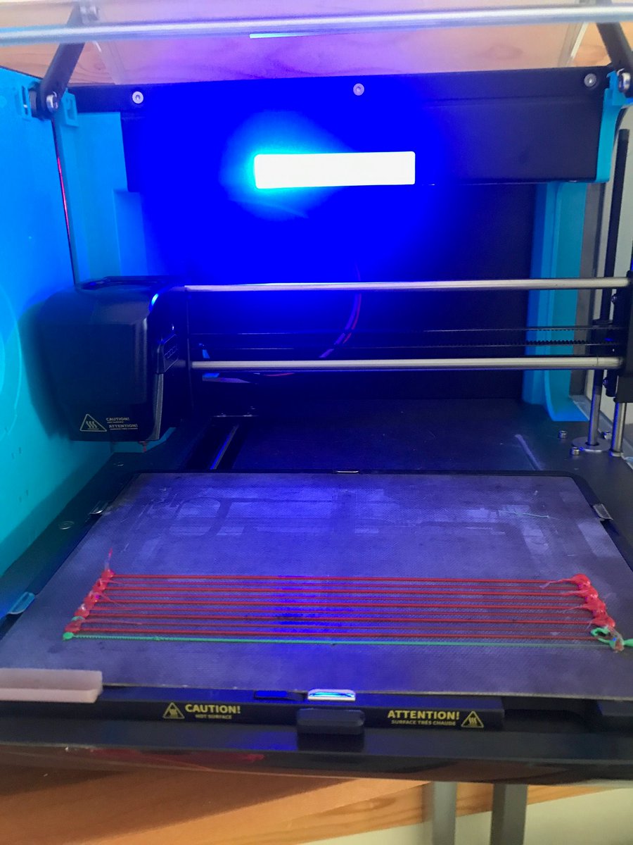 cgcom_robox's tweet photo. 北海道のある中学校で使用されている3DプリンターRobox。今年4月に弊社の取引様より購入された様ですが、8ヶ月間で1つのヘッドの使用で累計使用時間が712時間となっていました。すごい使用頻度です。何を作っているのか知りたいところです。#CELRobox https://t.co/Nkc1jlLFuW