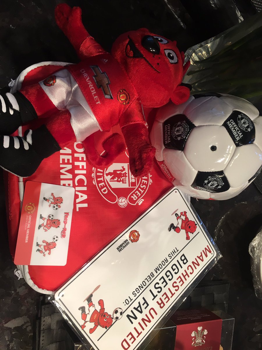 andykln's tweet photo. @chrisbungle @andysof @giggsclass @Banjo__7  Santa dropped this off for my little girl last night https://t.co/9g4eaqvuV0
