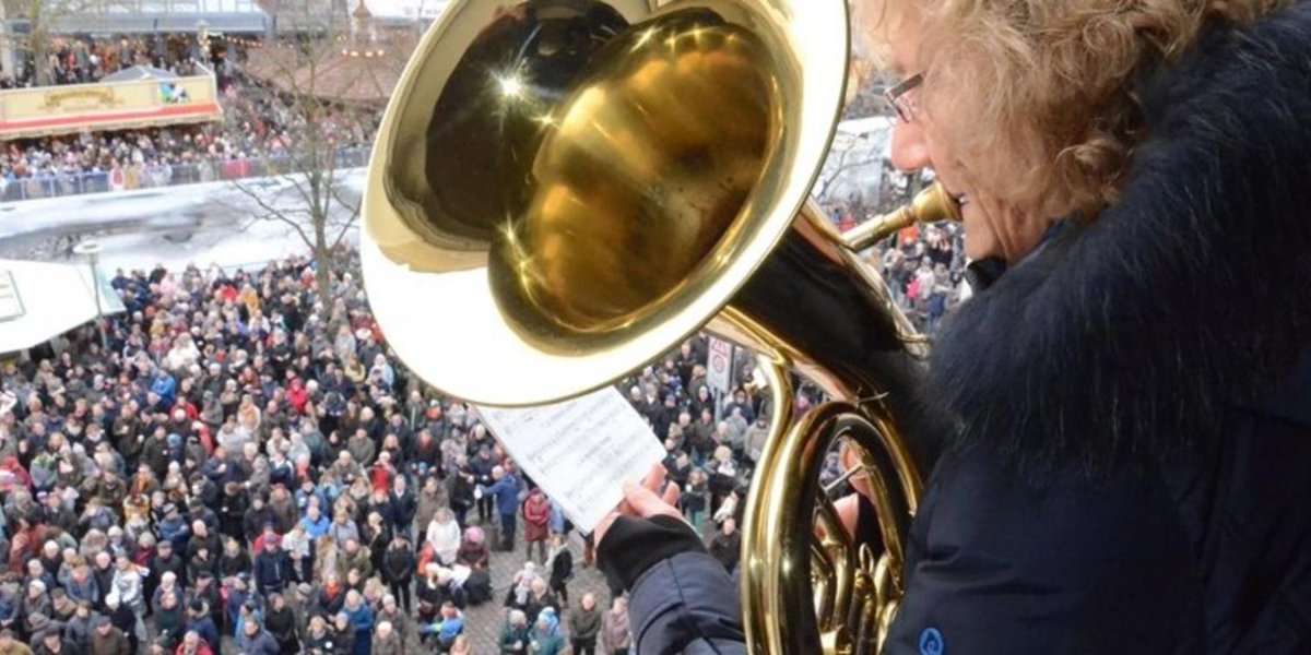 kn_online's tweet photo. #Neumünster: Tausende singen beim #Turmblasen mit. Rund 3000 Menschen kamen am 24. Dezember, um bei Punsch und Currywurst kräftig mitzusingen. 🎶🎅🎄 https://t.co/XfyWEYeVv7 https://t.co/h9FsXKd5L5