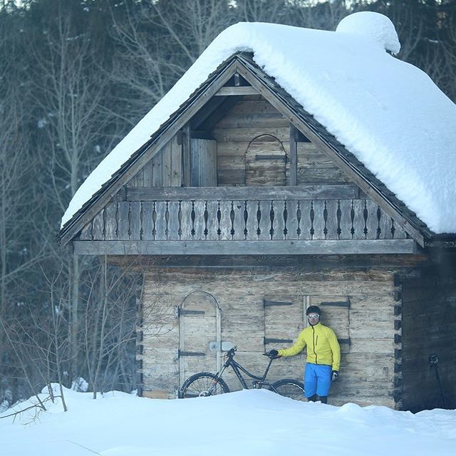 masisimon's tweet photo. Merry Christmas everybody !
Photo : @misterpeuf 
@cubebikes_fr @vaudesport @gripgrab @spanninga_ 
#christmas #mtb #mountainbike #winter #snow #mtblife #photography #endoftheyear #instasport #outdoor #simonmasi #enduromtb #LI #alps #frenchalps https://t.co/OIYfetxBIK https://t.co/1rLLi5OBdk