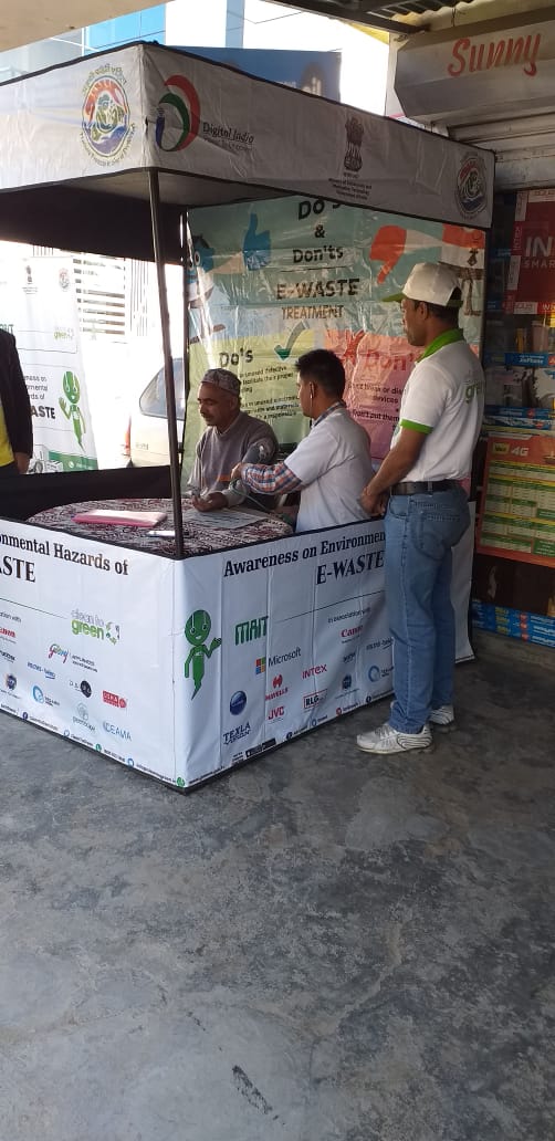 CleanToGreen's tweet photo. Spreading joy on #Christmas !
#CleanToGreen team engaging with the #refurbishers and #recyclers at Upper Kandoli, Dehradun. #EwasteAwarenessCampaign #MAIT
#GreenE #ewaste #environment #MyCleanIndia #recycling https://t.co/uXKCfuCdpP