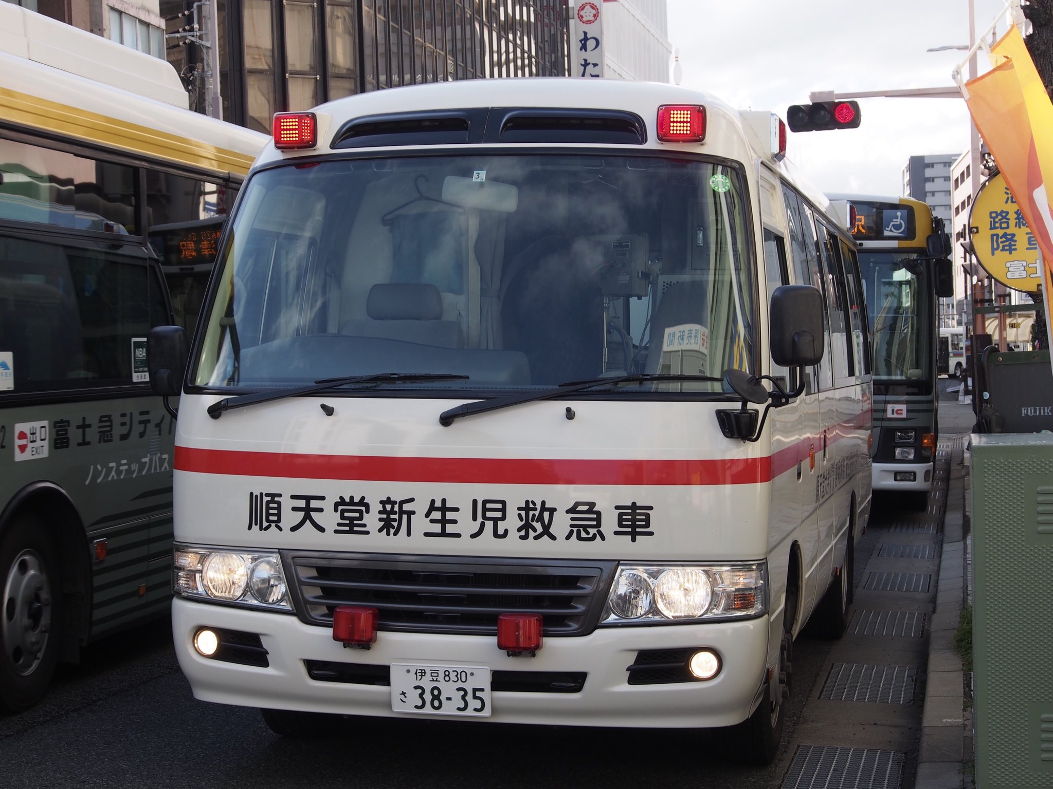 Dog 順天堂大学医学部附属静岡病院 新生児センター所属 新生児救急車 駅近くの産婦人科に緊走してきた なかなか見ないマイクロベースの救急車 T Co Cp9fhqmdva Twitter