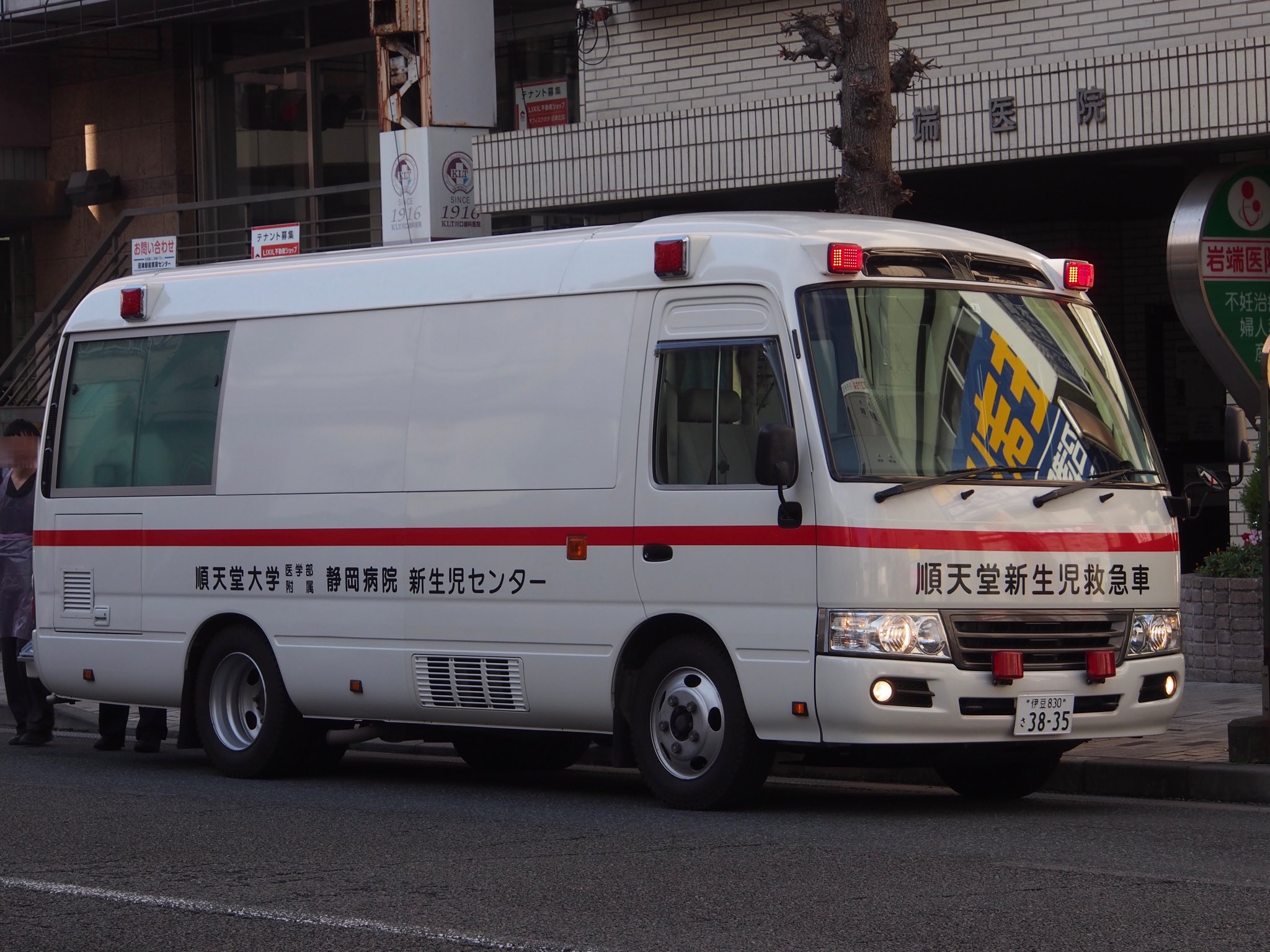 Dog 順天堂大学医学部附属静岡病院 新生児センター所属 新生児救急車 駅近くの産婦人科に緊走してきた なかなか見ないマイクロベースの救急車 T Co Cp9fhqmdva Twitter