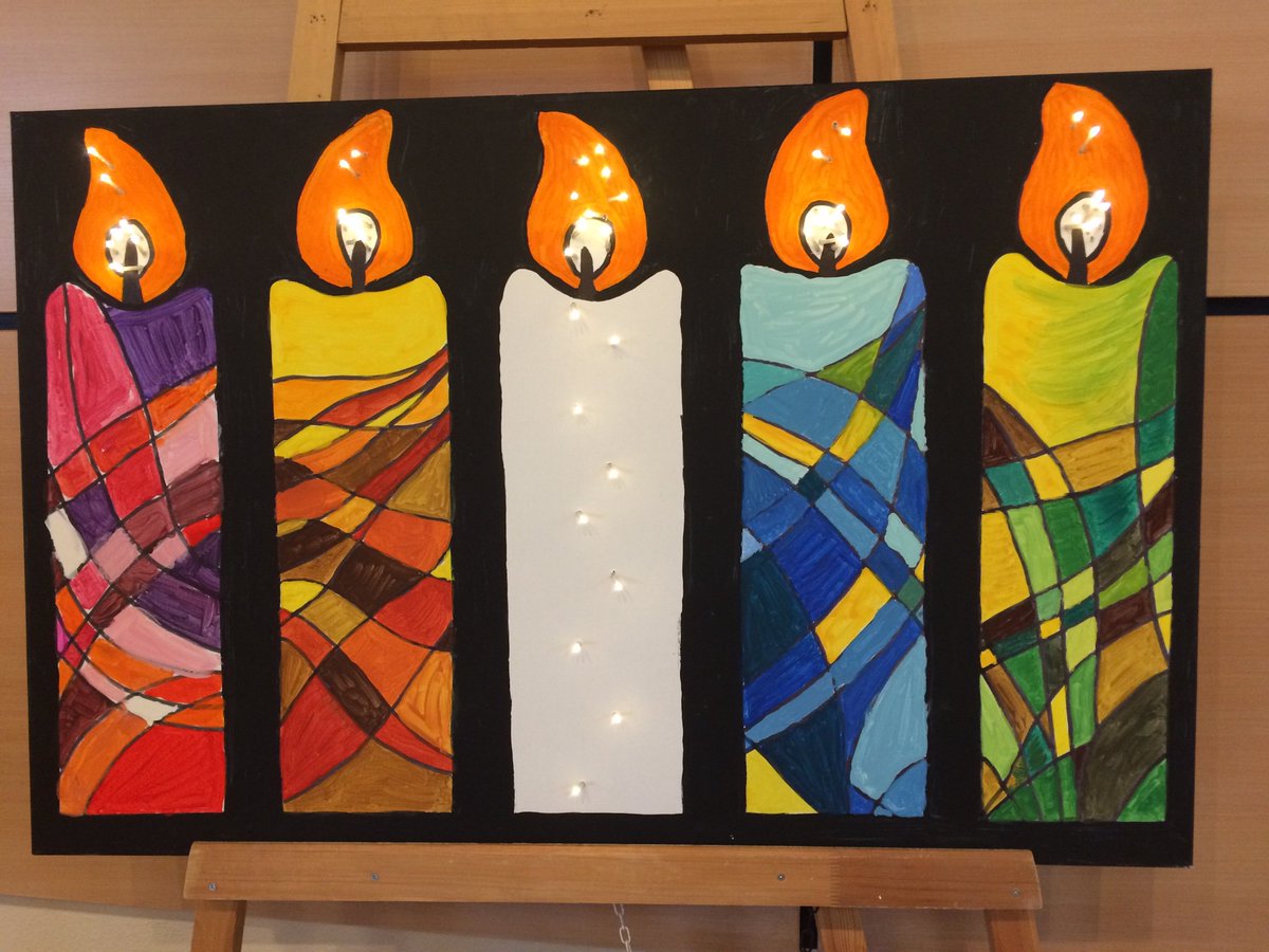 Namens de beheerders van dit Twitter-account: Gezegende Kerstdagen toegewenst! We hopen dat in het verlengde van de vier kleurrijke kaarsen van Advent ook de witte geboortekaars middenin, die verwijst naar Jezus, veel licht zal verspreiden.