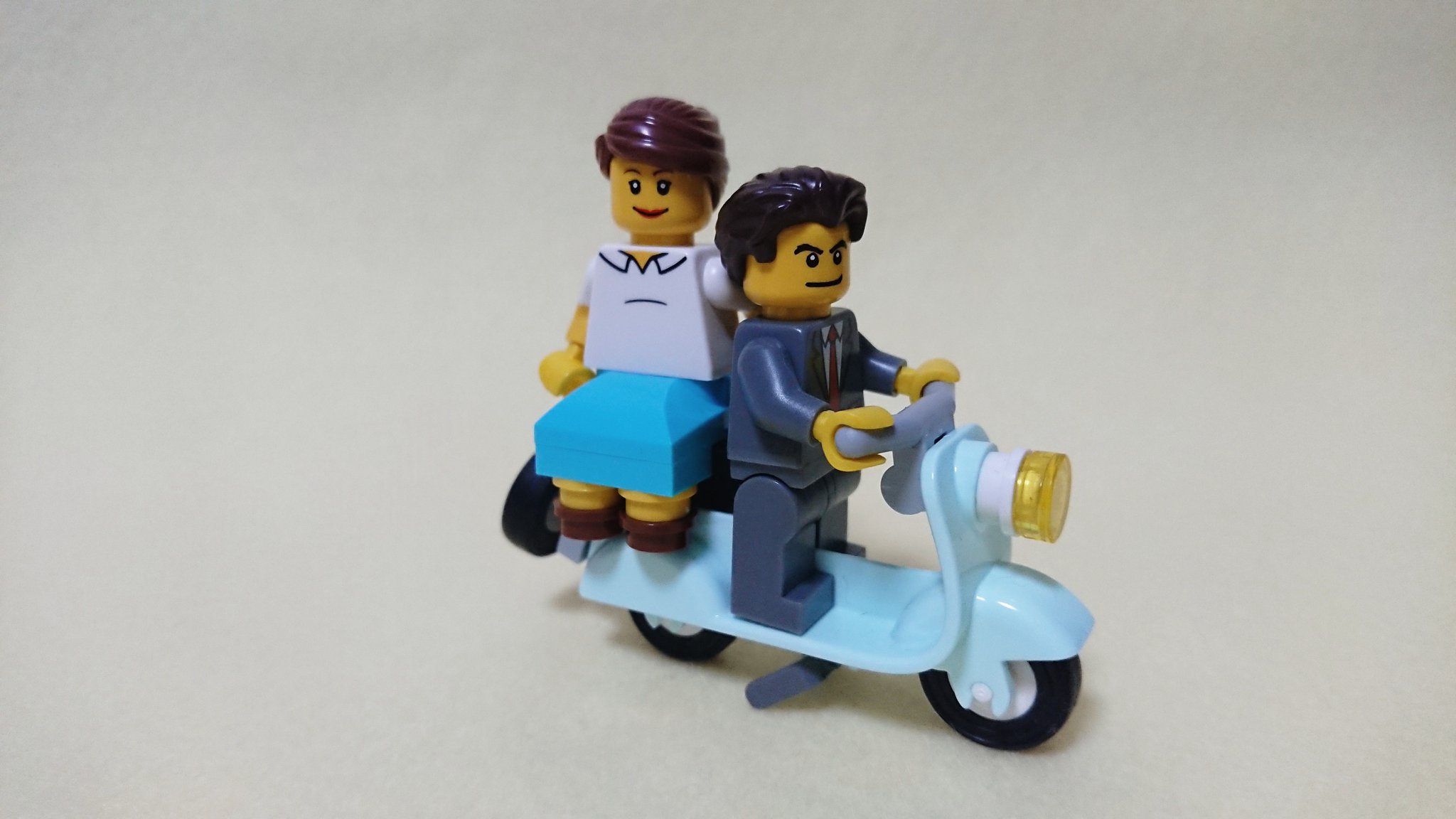 توییتر 組み替え屋 در توییتر ローマの休日 の1シーン を作りました オードリーヘップバーンとグレゴリーペック そして薄水色のベスパ 可能な限り再現してみました ミニフィグ T Co O25epk8da6