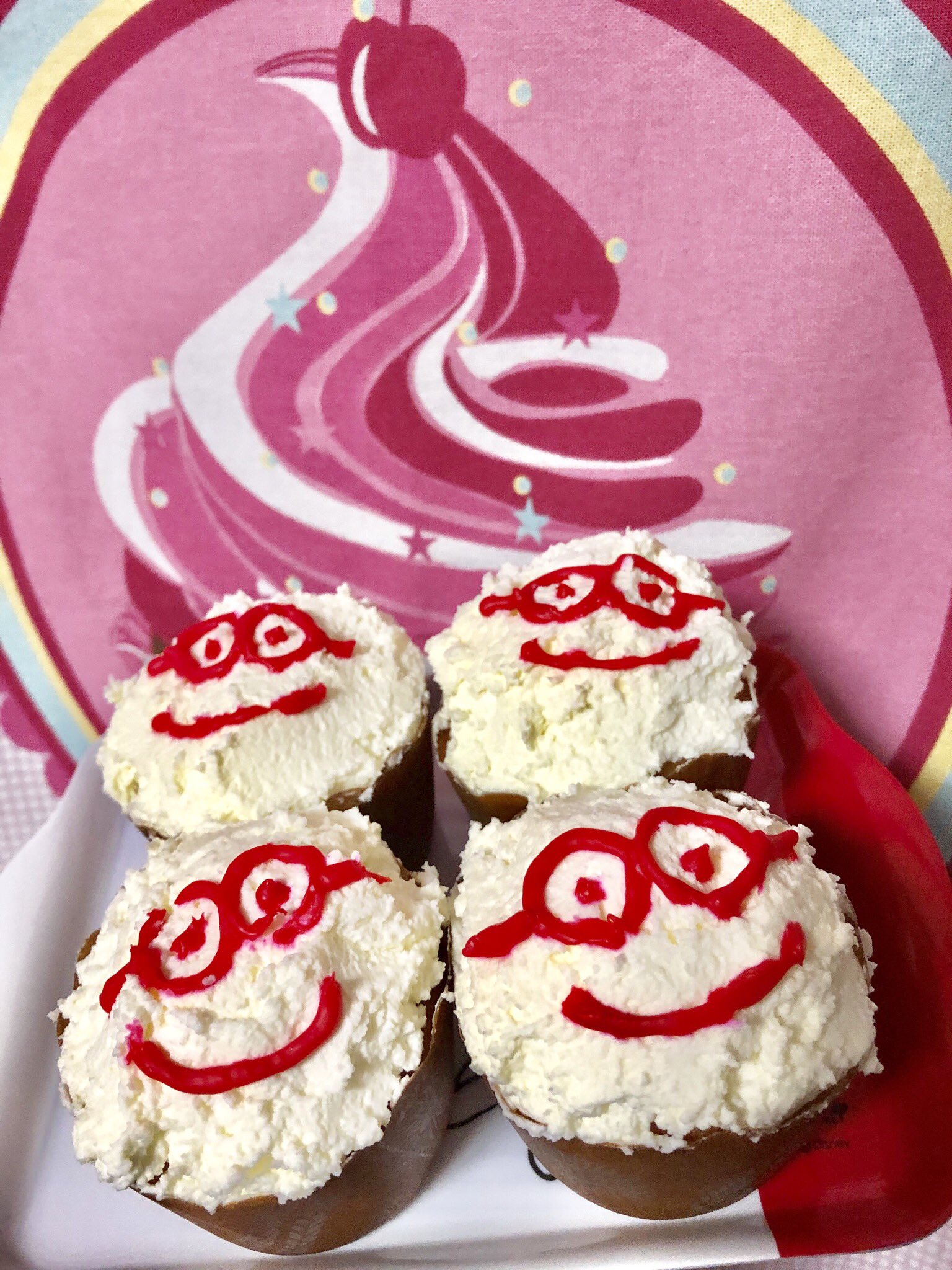 もにゅ子 クリスマスケーキ の 代わりに市販のマフィンに生クリームとチョコペンでデコったランちゃんカップケーキでメリークリスマス T Co Pukif6xaeq Twitter