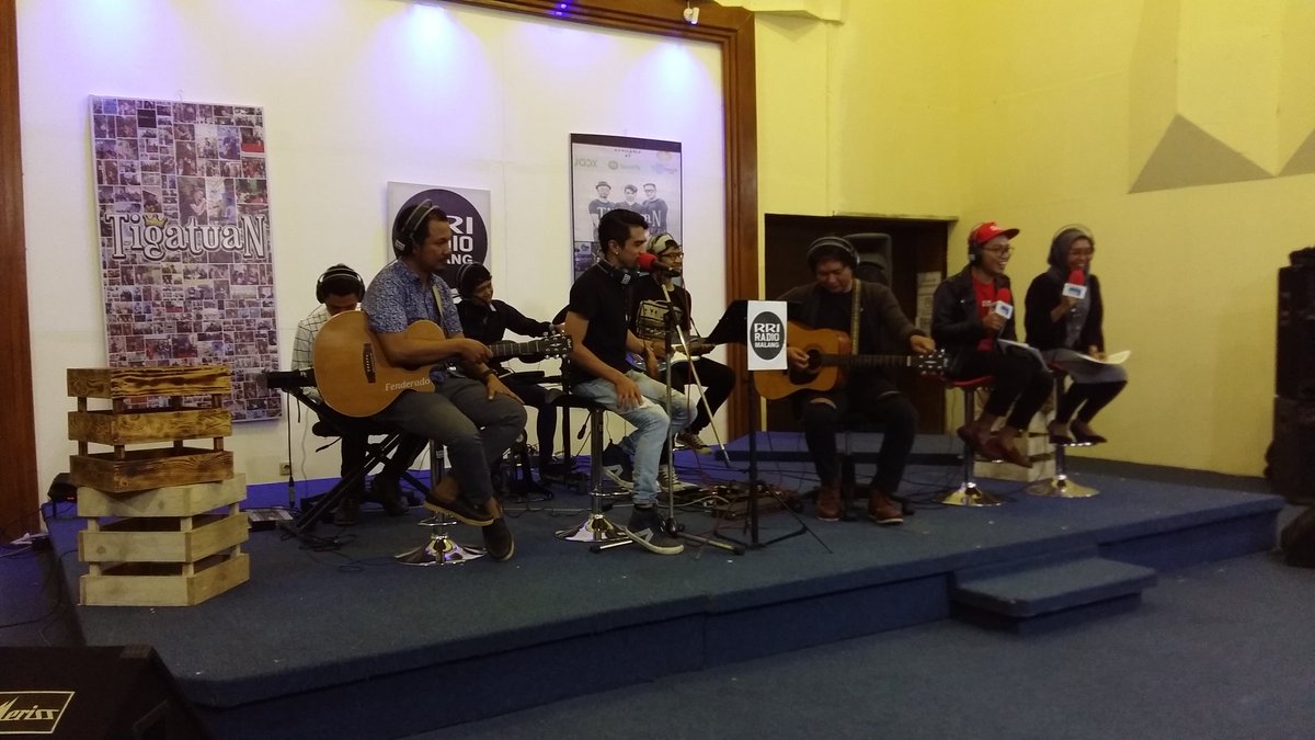 <a href="/Tigatuanband/">TigatuaN Band</a> adalah salah satu band dari Kota Malang
#RRILiveMusicMlg