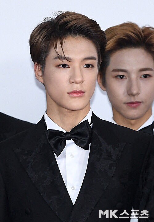 leejenopics's tweet photo. 181225 🎙 2018 sbs gayo daejun 
© press https://t.co/CN2dNbQBGM