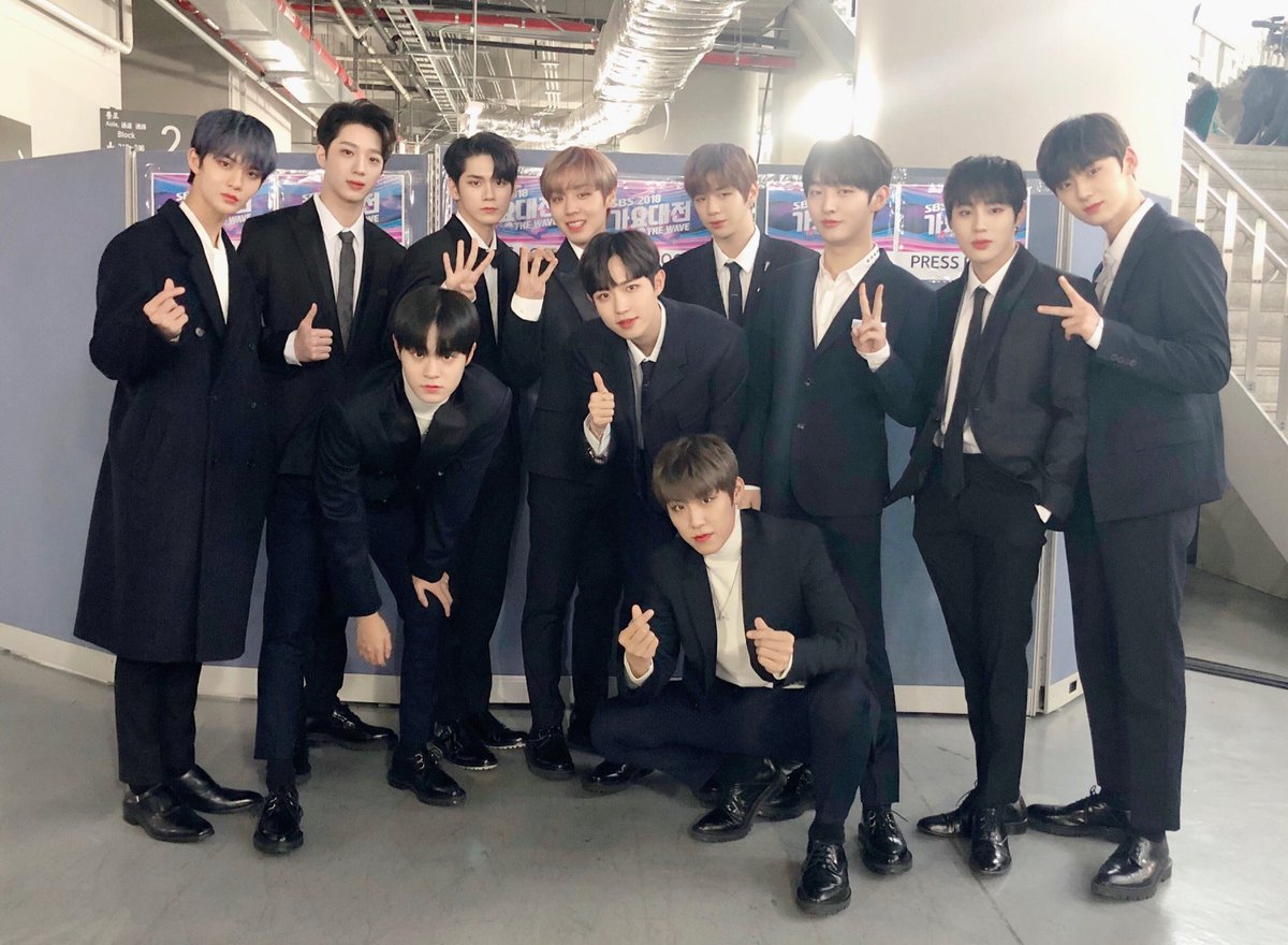 WannaOne_twt's tweet photo. [#워너원데이] 🎄워너블과 맞이하는 두 번째 크리스마스🎄워너블과 함께여서 그런지 더없이 따뜻하고 행복한 크리스마스로 기억 될 것 같아요🎅🏻 우리 워너블도 즐거우셨다면 소.리.질.러 (🗣예~행님!) 메리크리스마스~~❤️💚 https://t.co/F8q2kwTTUX
